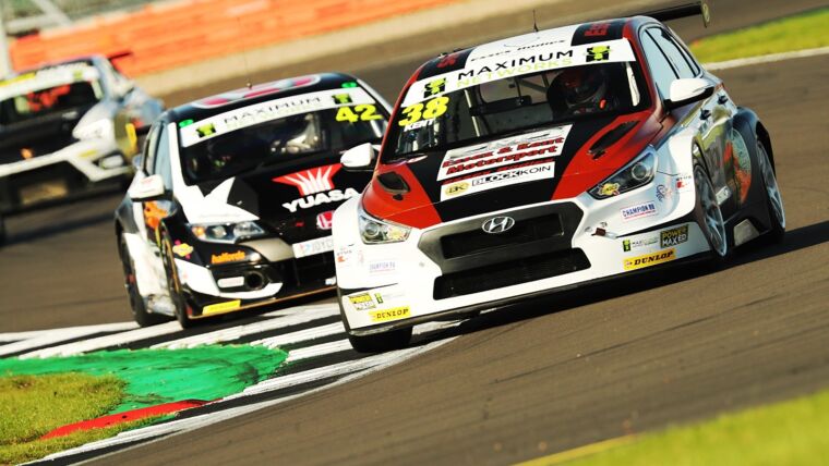 Spectacular Silverstone sees Commanding Kent Performance