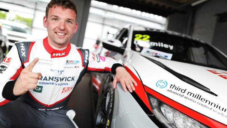 Smiley tops tight qualifying session at Donington Park