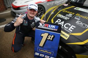 Hyundai Veloster takes its first win in 50th TCR UK race encounter